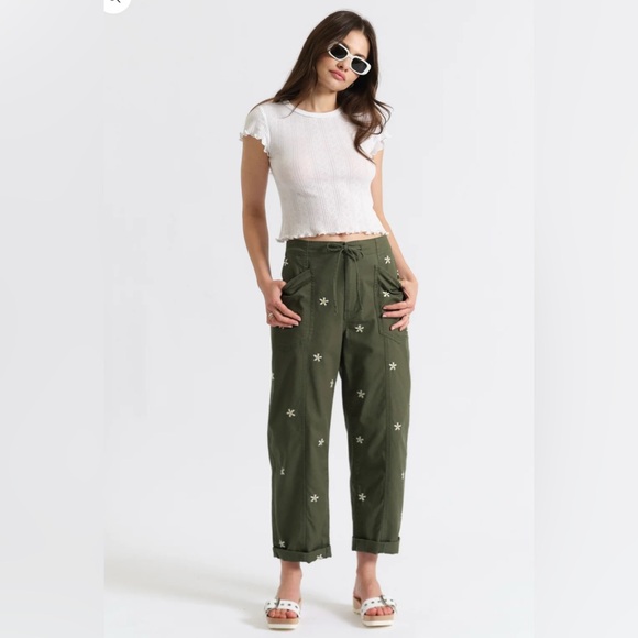Daze Denim Pants - NWT DAZE DENIM Petite Villa Pant in Bronze Green Daisy